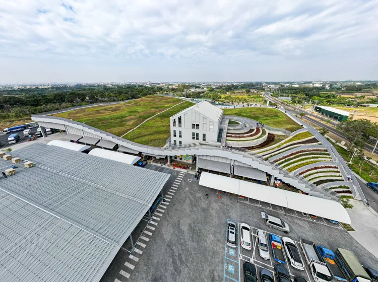 充滿綠意、宛如梯田的流線型屋頂，是新化果菜市場外觀的一大特色。田欣雲攝