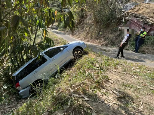 台中男開車載親友出遊 山區倒車不慎滑落邊坡釀2人傷