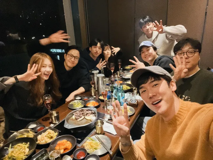 《請回答1994》月初聚會，比出象徵1994的4。翻攝高雅羅IG