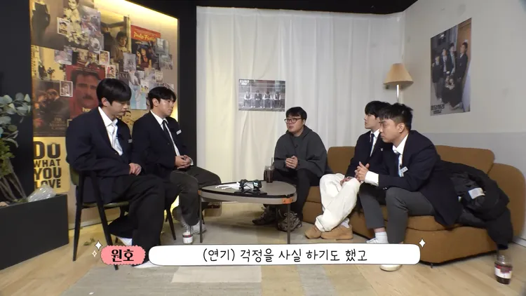 《請回答1997》徐仁國（左起）、李施彥、導演申元浩、Hoya、殷志源一起拍片回憶拍攝時點滴。翻攝YouTube