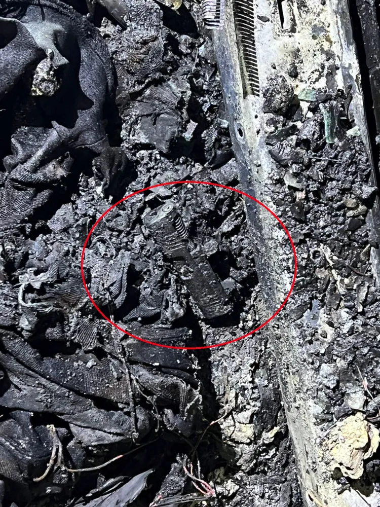 警方在焚毀的車內找到疑似作案槍枝的滑套。翻攝畫面