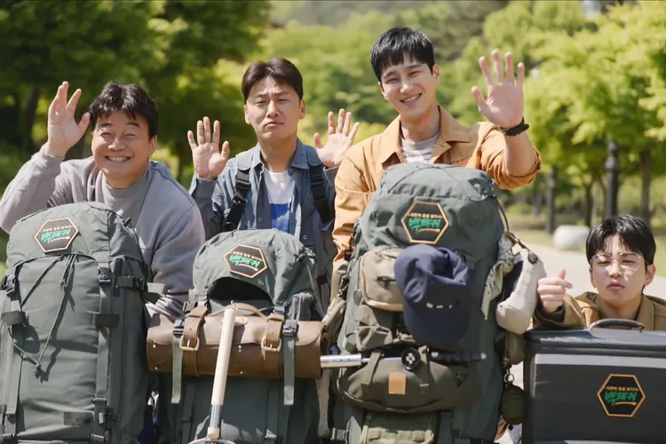 白種元（左起）、吳代煥、安普賢、DinDin，4人各自背上不同特色背包，上山下海，做出指定料理。中天綜合台提供