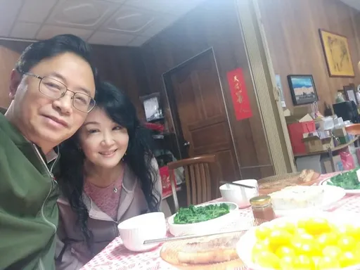 張善政除夕放閃!圍爐秀愛妻照 網暴動:這位太太也太強