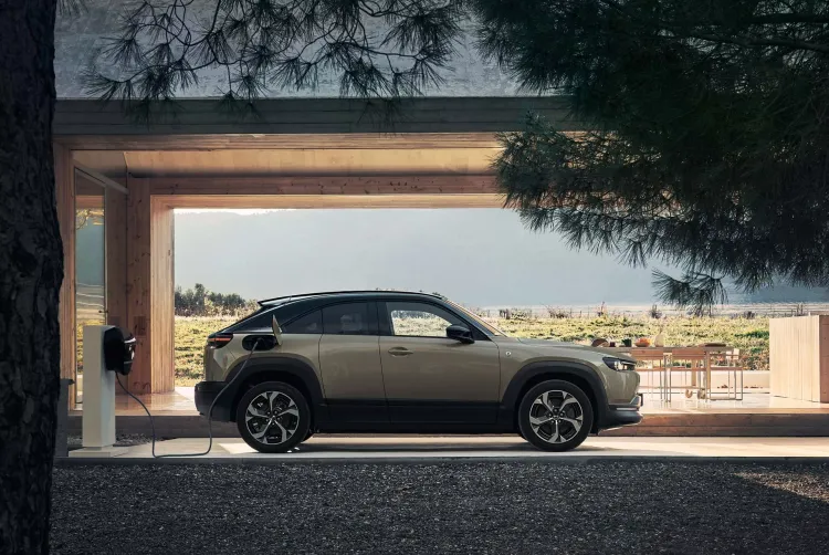 這套系統也兼容了Plug-in充電功能，雖然最大充電功率僅36kW，但透過快充仍可在25分鐘充滿電。原廠照片