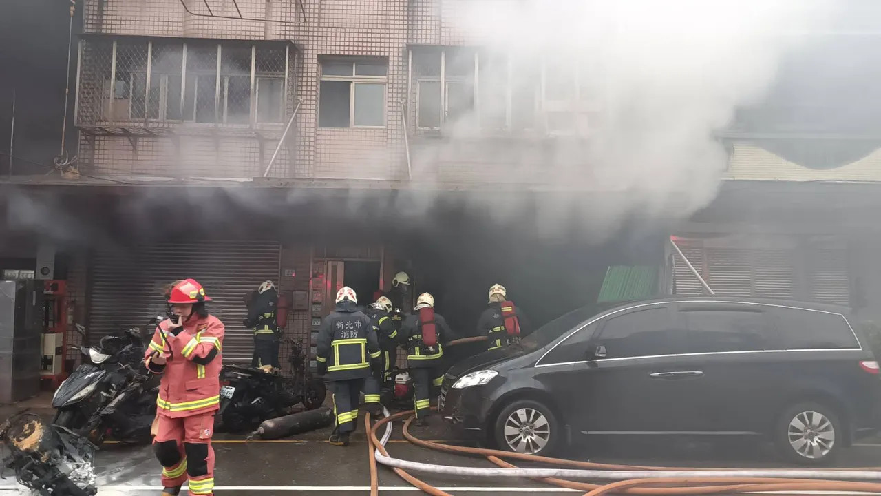 新北市消防局出动上百人前往救援。翻摄画面