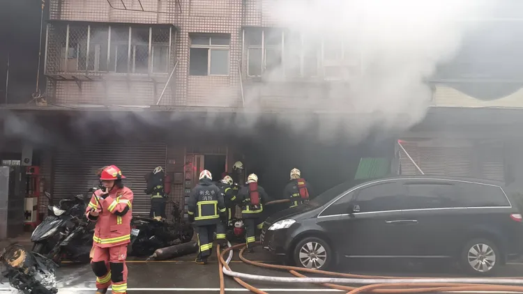 新北市消防局出動上百人前往救援。翻攝畫面