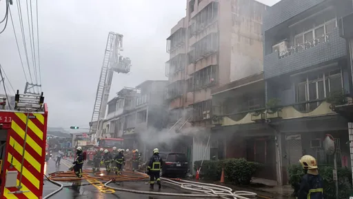 新北瑞芳五金行竄火 民眾受困頂樓!警消出動雲梯車順利救人