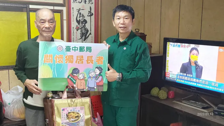 台中郵局今天出動5台郵務車與郵差，協助全成基金會送年菜與年禮到獨居長輩家。台中郵局提供