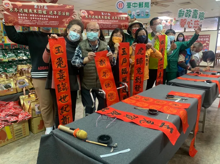 96歲長輩寇爺爺(前二)練一手好字，今天也在現場揮毫寫春聯。曾雪蒨攝