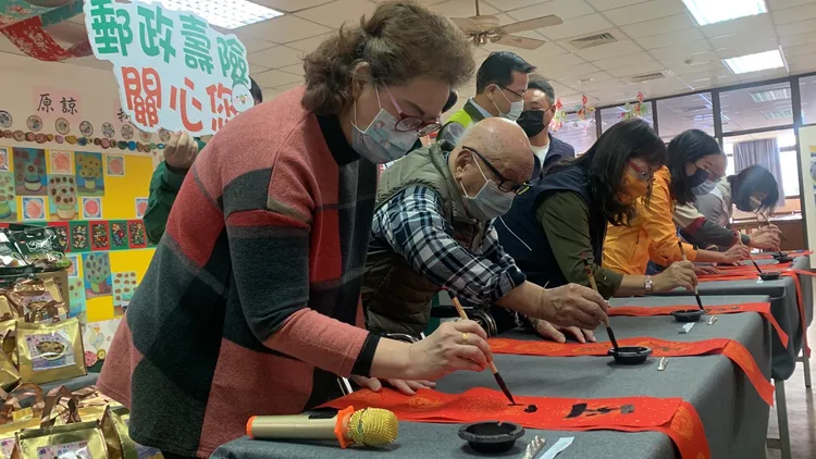 全成基金會董事長與長者一起揮毫寫春聯。曾雪蒨攝