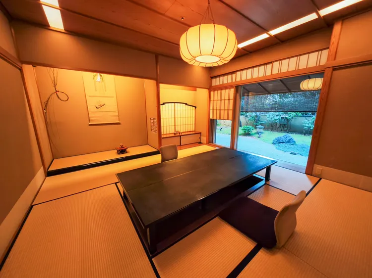 包廂窗外景色，是一方雅致靜謐的日本庭園造景。田欣雲攝