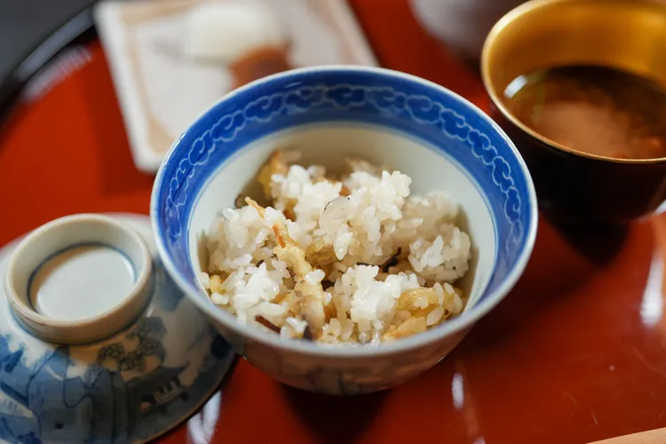 蕈菇昆布炊飯將裹麵衣酥炸的菇菌、昆布絲摻入飯中拌勻，吃得到米粒Q彈與山珍海味的鮮美。田欣雲攝