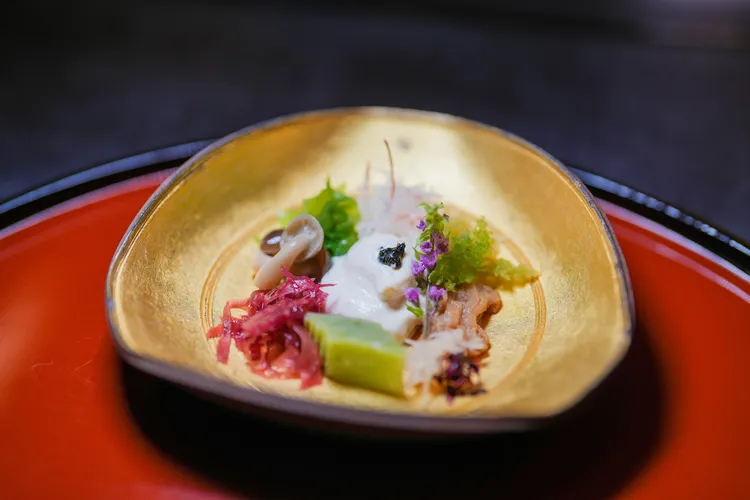 前菜的海藻豆腐泥沙拉，食、器皆美。田欣雲攝