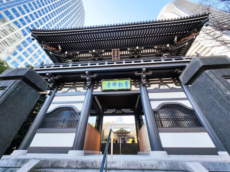 萬年山青松禪寺位於餐廳旁，可順道一遊，醍醐初代店主野村志子就選在寺院中開業。田欣雲攝