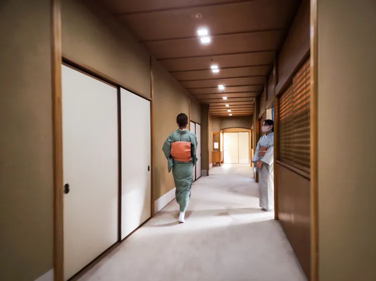 時時刻刻觀察客人需要，卻不過多打擾，正是女將服務的細緻精髓。田欣雲攝