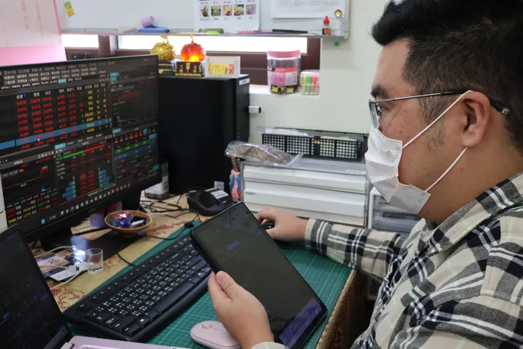 劉志枰也分享操盤心法，他表示除了勤做功課，每天寫當沖日記外，他下單時會多準備另外一個帳戶避險。黃羿馨攝