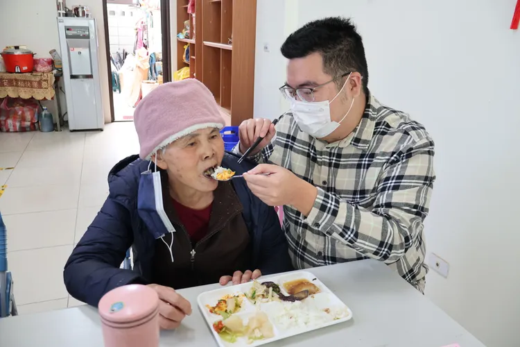 劉志枰回鍋政治圈，擔任新竹縣議員朱健銘辦公室主任，未來也將推動失智關懷據點。黃羿馨攝