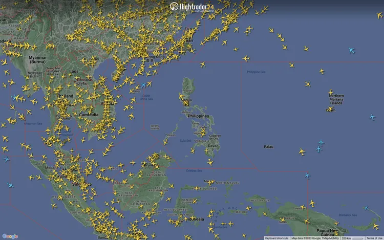 航班追蹤網站flightradar24今天中午在推特發布馬尼拉上空航班稀少、周圍空域航班爆滿的情況。翻攝推特@flightradar24