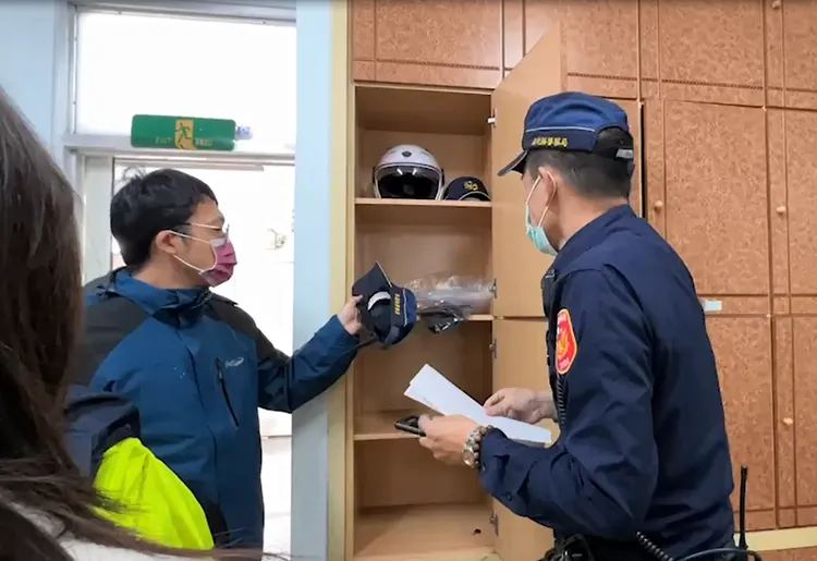 家屬到派出所領取高員遺物。讀者提供