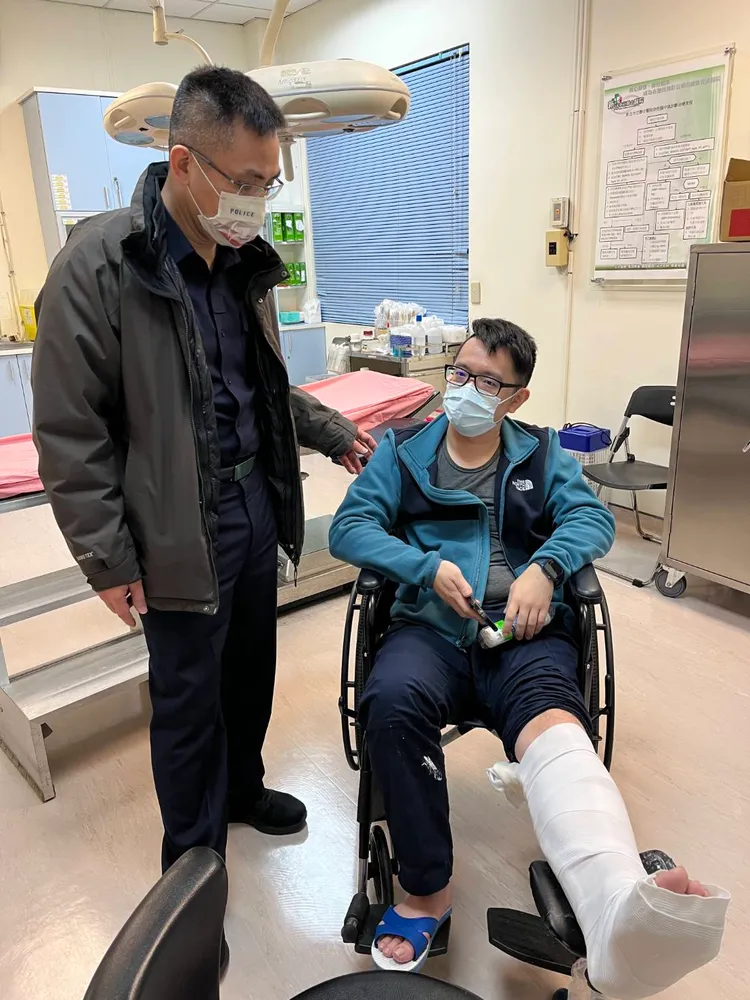 警員遭許男拉扯倒地左腳踝骨折。新北市保大提供