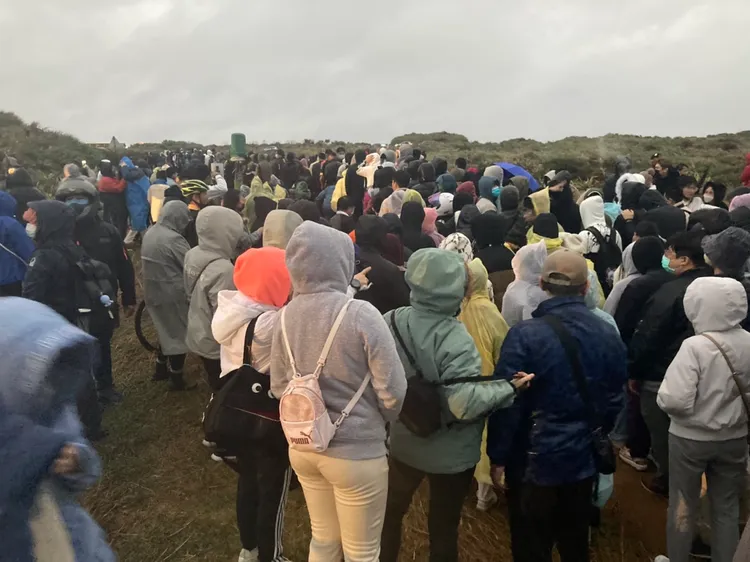 未到曙光時間，因雨勢有轉大之勢，不少民眾返往木棧道走去，欲離開現場。陳宏銘攝