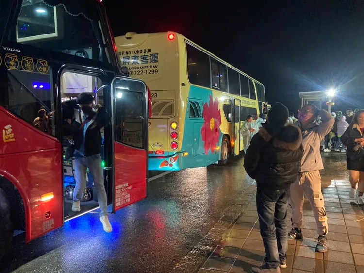 一班班的接駁車接送遊客到龍磐。陳宏銘攝