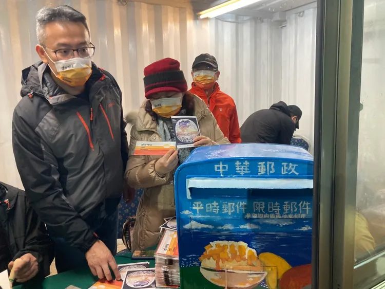 遊客到場後，先在寄明信片處的郵局臨時代辦處寫信、拍照等。陳宏銘攝