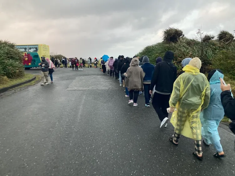 民眾大排長龍等著接駁車下山。陳宏銘攝