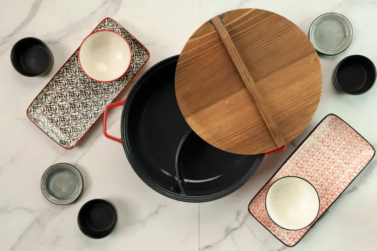 SITRAM琺瑯鑄鐵鴛鴦火鍋，現省500元。業者提供