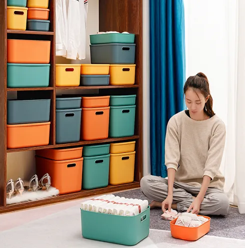 附蓋的簡約收納盒現正特價中，尺寸多元可隨意搭配。業者提供