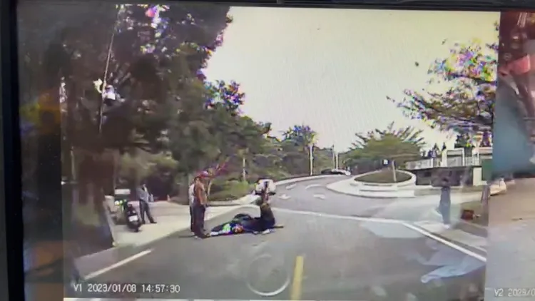 救護車到場後劉男臥倒於路邊意識不清。民眾提供