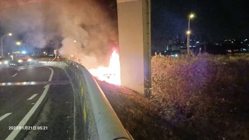 除夕傳憾事!國一台中自小客撞護欄起火 駕駛竟成焦屍