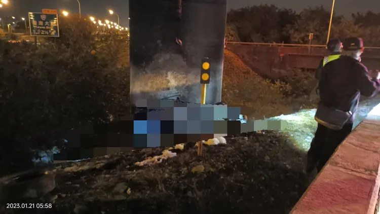 自小客被燒成一堆廢鐵，警消人員在車體下方發現一具男焦屍。讀者提供