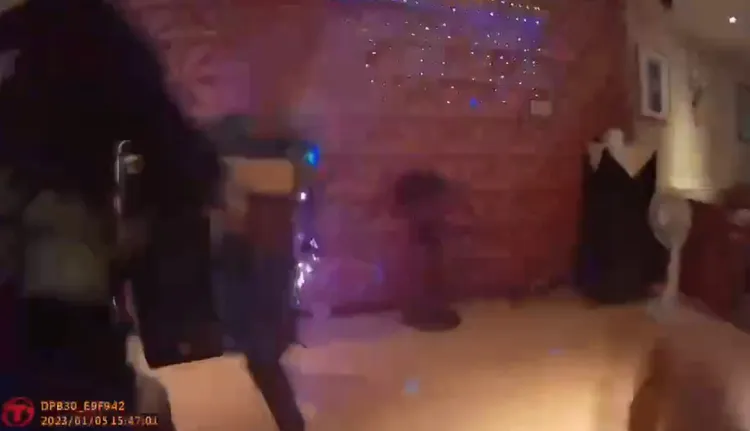 蔡男與警員拉扯。翻攝畫面