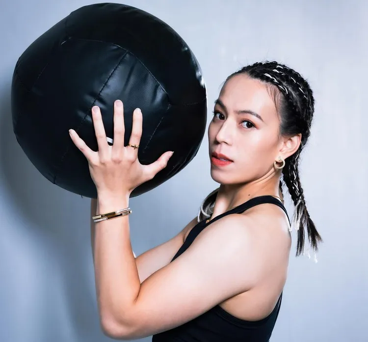 奧運舉重金牌得主郭婞淳運用融合力與美的照片，演繹Tiffany Lock系列手鐲柔中帶剛的獨特造型。翻攝kuohsingchun_official IG