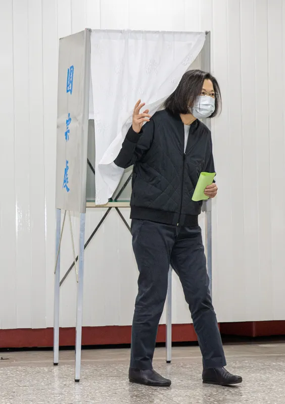 蔡英文並未回應媒體提問。中央社