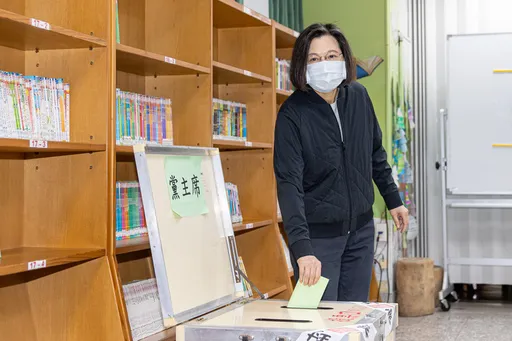 民進黨主席補選　蔡英文依舊「省話」完成投票