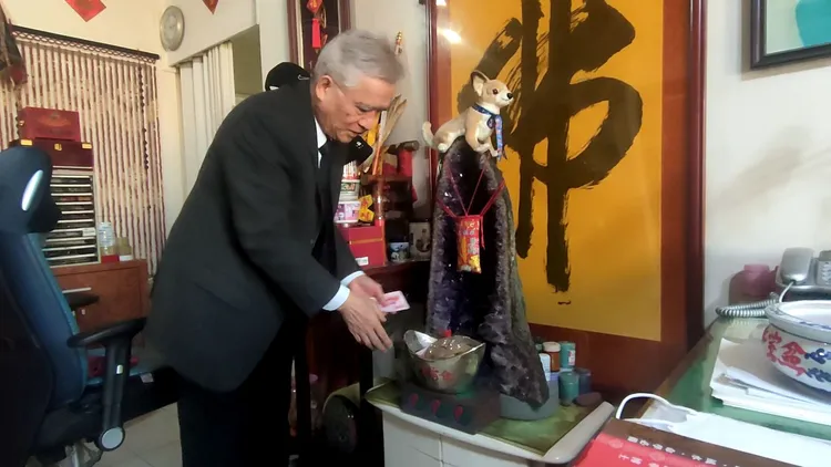 元寶蓋子只能蓋一半，才能讓財神看到裡面有錢。黃子騰攝