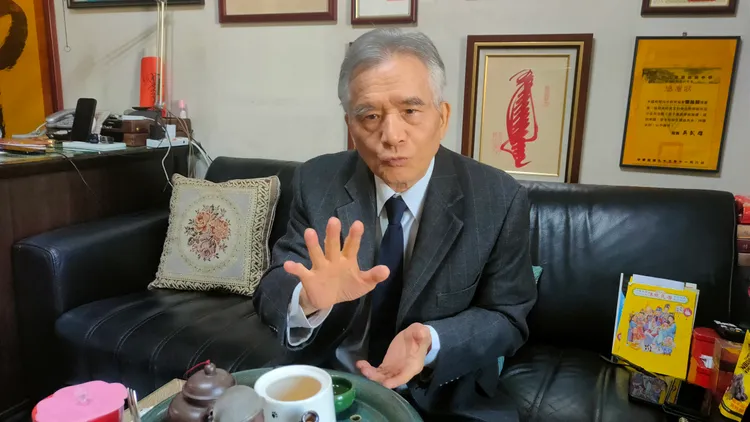 中國地理風水研究協會理事長張旭初表示，過年期間要在客廳中宮擺上茶組。黃子騰攝