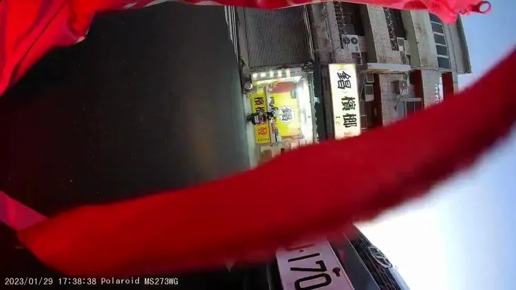 外送員機車被撞倒在地。民眾提供