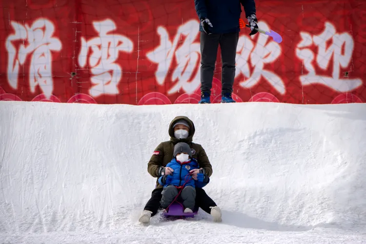 春節期間，民眾於北京的滑雪場親子同樂。美聯社