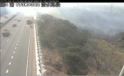 初七國道連6起事故!國3南向清水路段上午邊坡起火 晚餐前處理完成