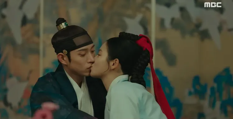 朴柱炫（右）在金永大告白後，主動獻吻，2人滾床共度春宵。翻攝MBC