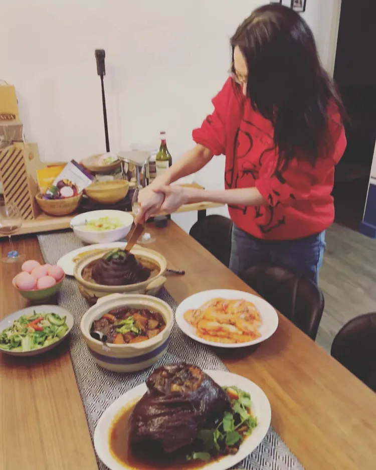 江祖平切控肉當生日蛋糕。翻攝江祖平IG