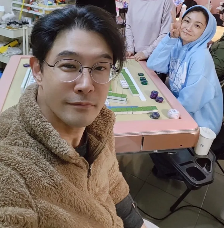 黃維德（左）日前和江祖平相約打牌。翻攝江祖平IG