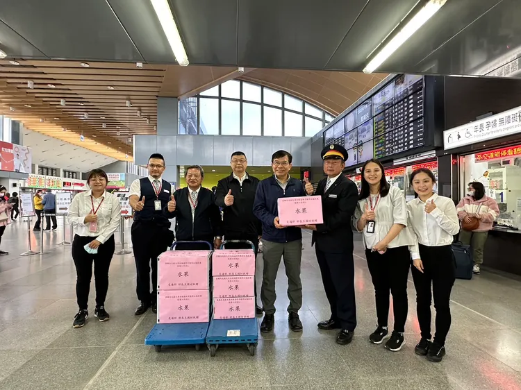 交通部長王國材（右4）今前往台鐵花蓮站旅客疏運情形。台鐵提供
