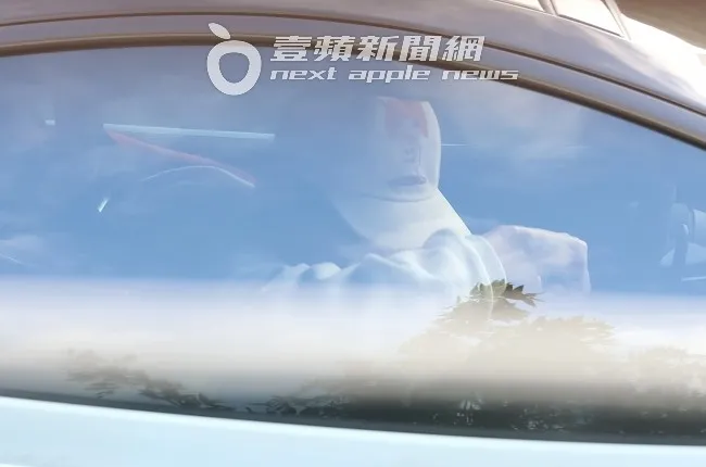 林俊傑手拿燕麥奶，低著頭找位子放奶瓶。特勤中心攝