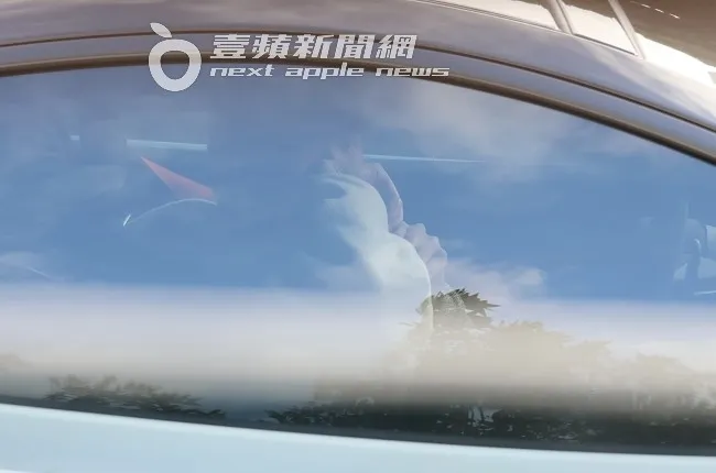 林俊傑喝完奶後，用手遮住嘴巴，蓋上燕麥飲。特勤中心攝