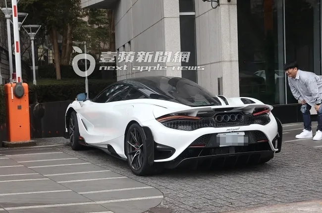 林俊傑將2368萬元的麥拉倫生日車，開回公司繼續工作，還有專人拿遙控器幫他開停車場電動柵欄桿。特勤中心攝