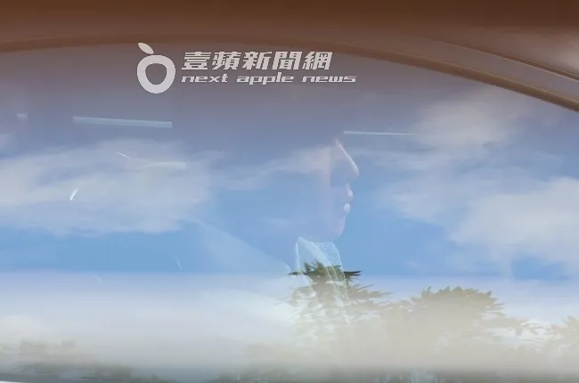 當天晴空萬里，雲朵投映在麥拉倫車窗上，搭配JJ俊俏臉龐，美的像是1幅畫。特勤中心攝